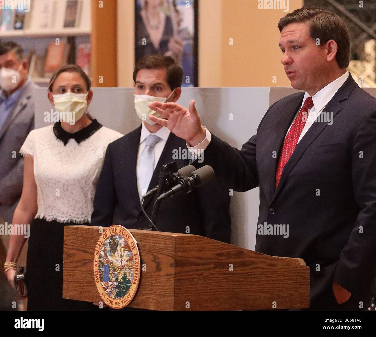 26 mai 2020, Miami, FL, États-Unis : le gouverneur de Floride, Ron DeSantis, à droite, répond aux questions lors d'une conférence de presse le mardi 26 mai 2020, à l'intérieur de la succursale principale de la bibliothèque publique Miami-Dade au centre-ville de Miami. (Crédit image : © TNS via ZUMA Wire) Banque D'Images