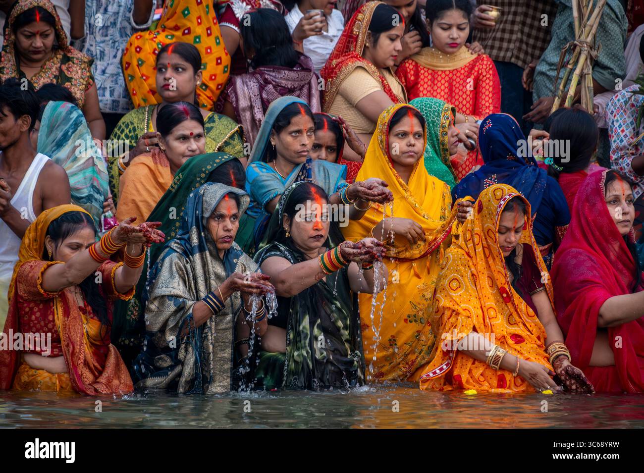 Rituels pendant Chhath Puja, Varanasi, Inde Banque D'Images