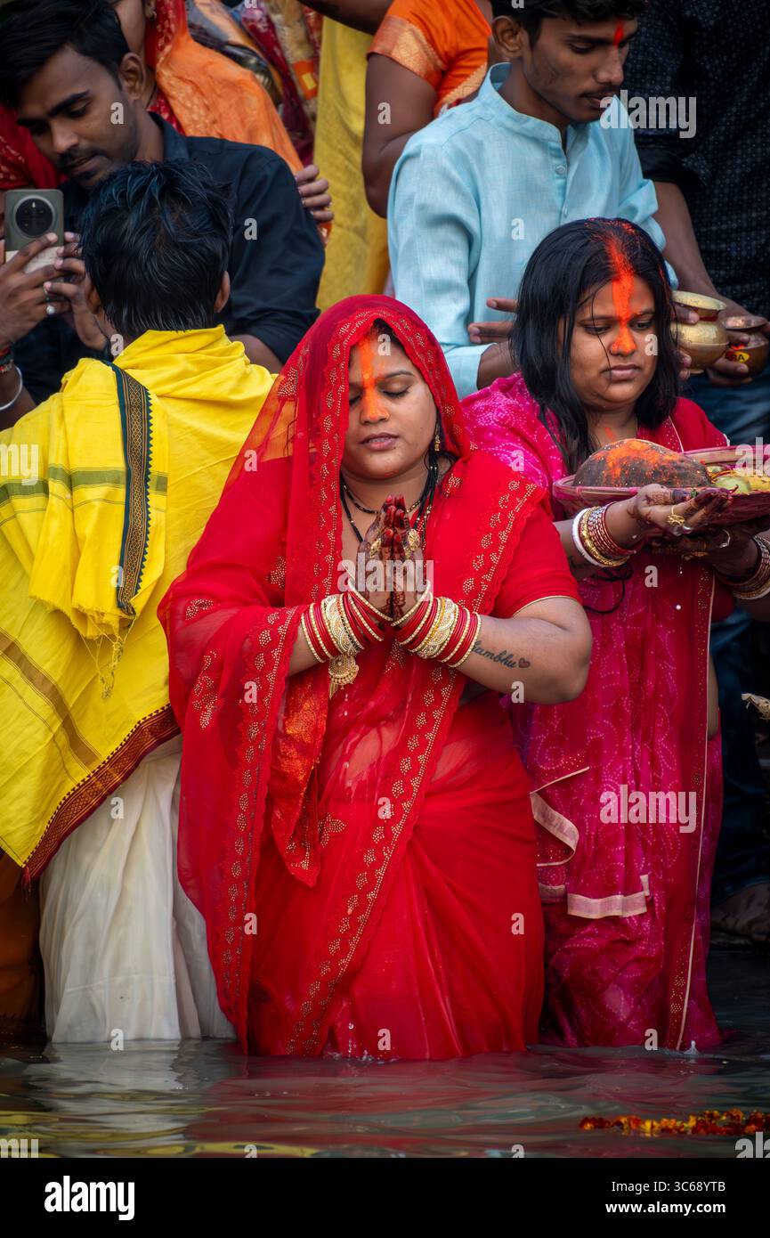 Rituels pendant Chhath Puja, Varanasi, Inde Banque D'Images