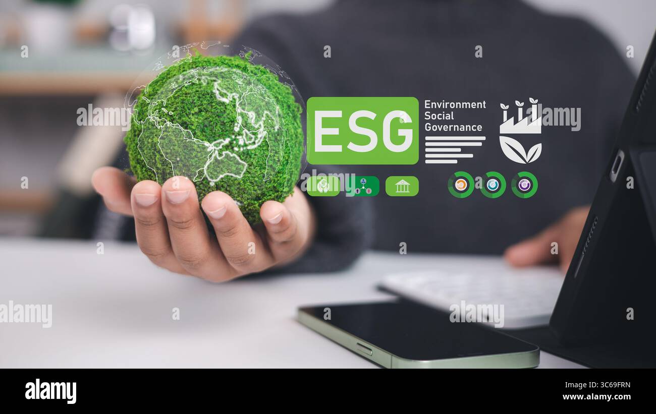 Concept ESG mettant en vedette la main tenant le globe de mousse verte, représentant la Terre, la durabilité, le respect de l'environnement, les affaires éthiques, et responsabilité globale Banque D'Images