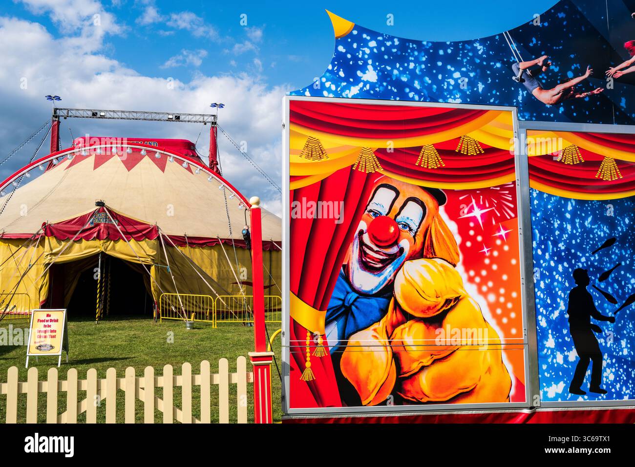 Circus Wonderland à Bridport, Dorset en juillet 2025. Divertissements familiaux traditionnels estivaux. Haut de tourbière à motif cirque britannique, tente. Affichage coloré. Banque D'Images