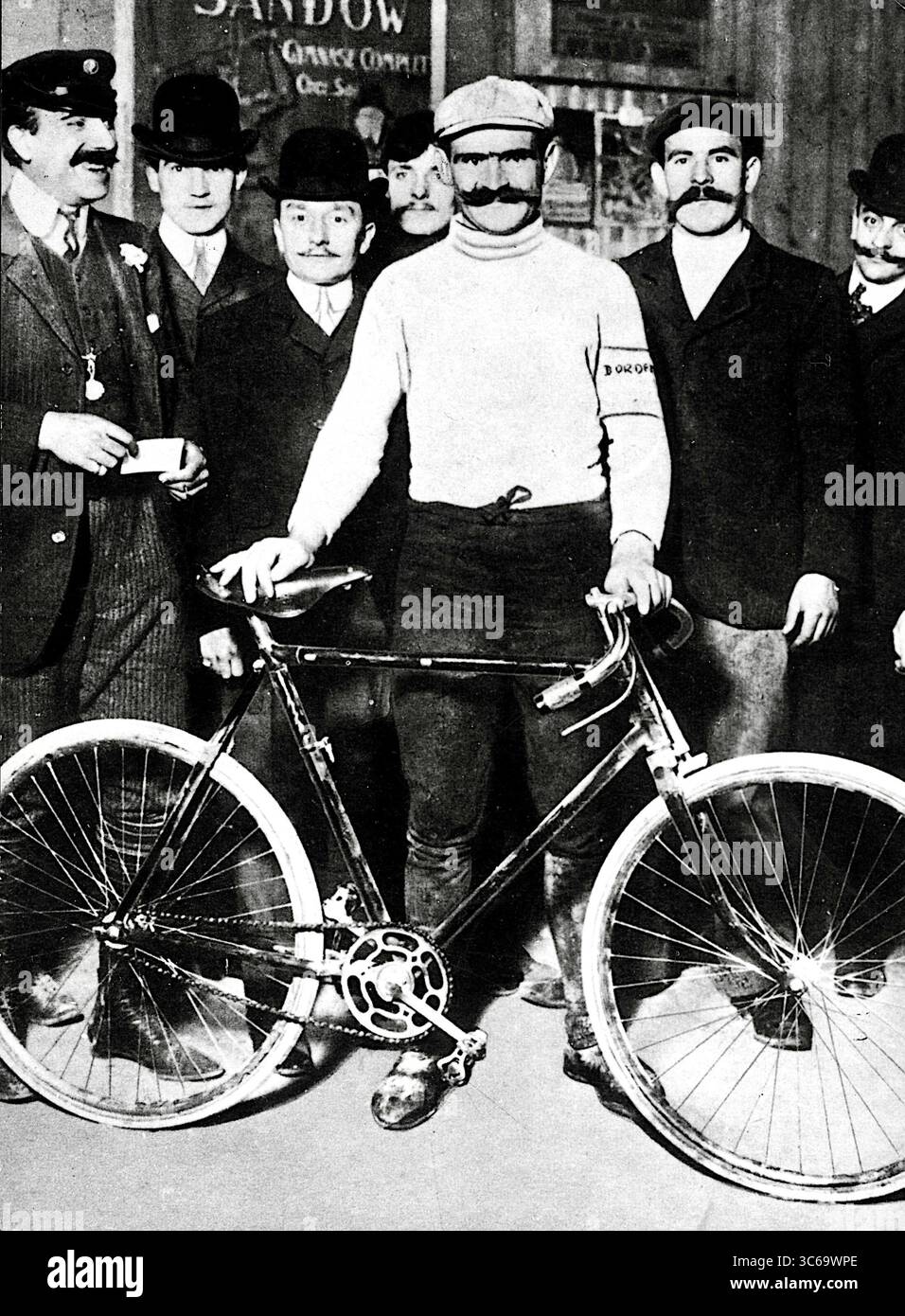 Hippolyte Aucouturier, un des prétendants du Tour de France 1903, qui a cassé son cadre lors de la première étape Banque D'Images