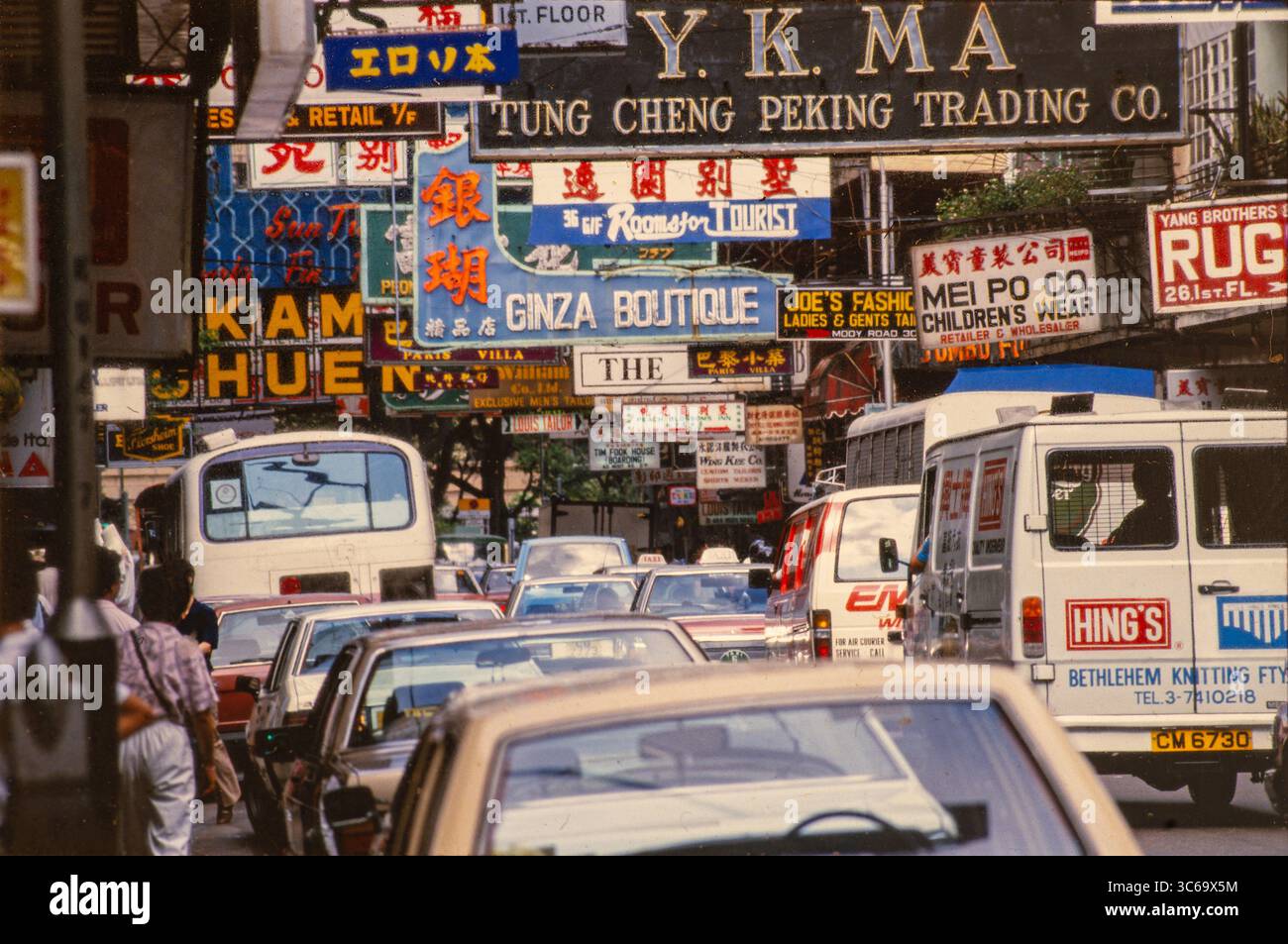 Hong Kong, 1980, années 1980 vintage, signes dans la route de la reine centralm Banque D'Images