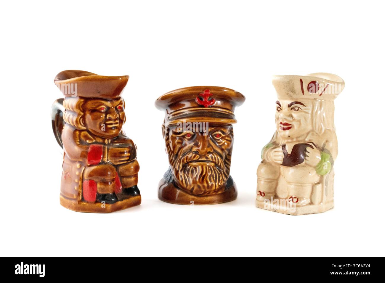Collection de trois cruches Toby traditionnelles mug isolé sur un fond blanc Banque D'Images