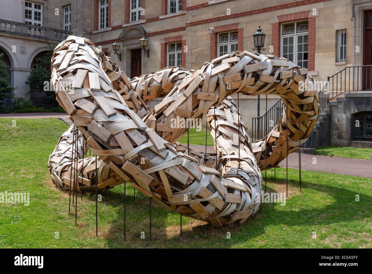 Gros plan de Nodo, un nœud réalisé avec du bois recyclé et des planches par l’artiste Elparo situé sur le campus de la Cité universitaire dans le 14ème arrondissement Banque D'Images