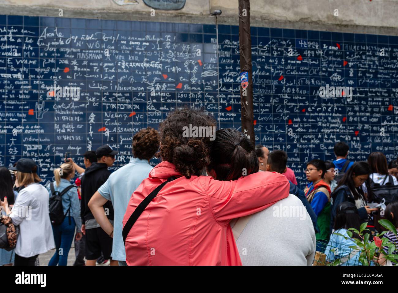 Les gens regardent et prennent des photos du mur 'je t'aime' à Montmartre, le 18ème arrondissement de Paris. Le mur des je t'aime Banque D'Images
