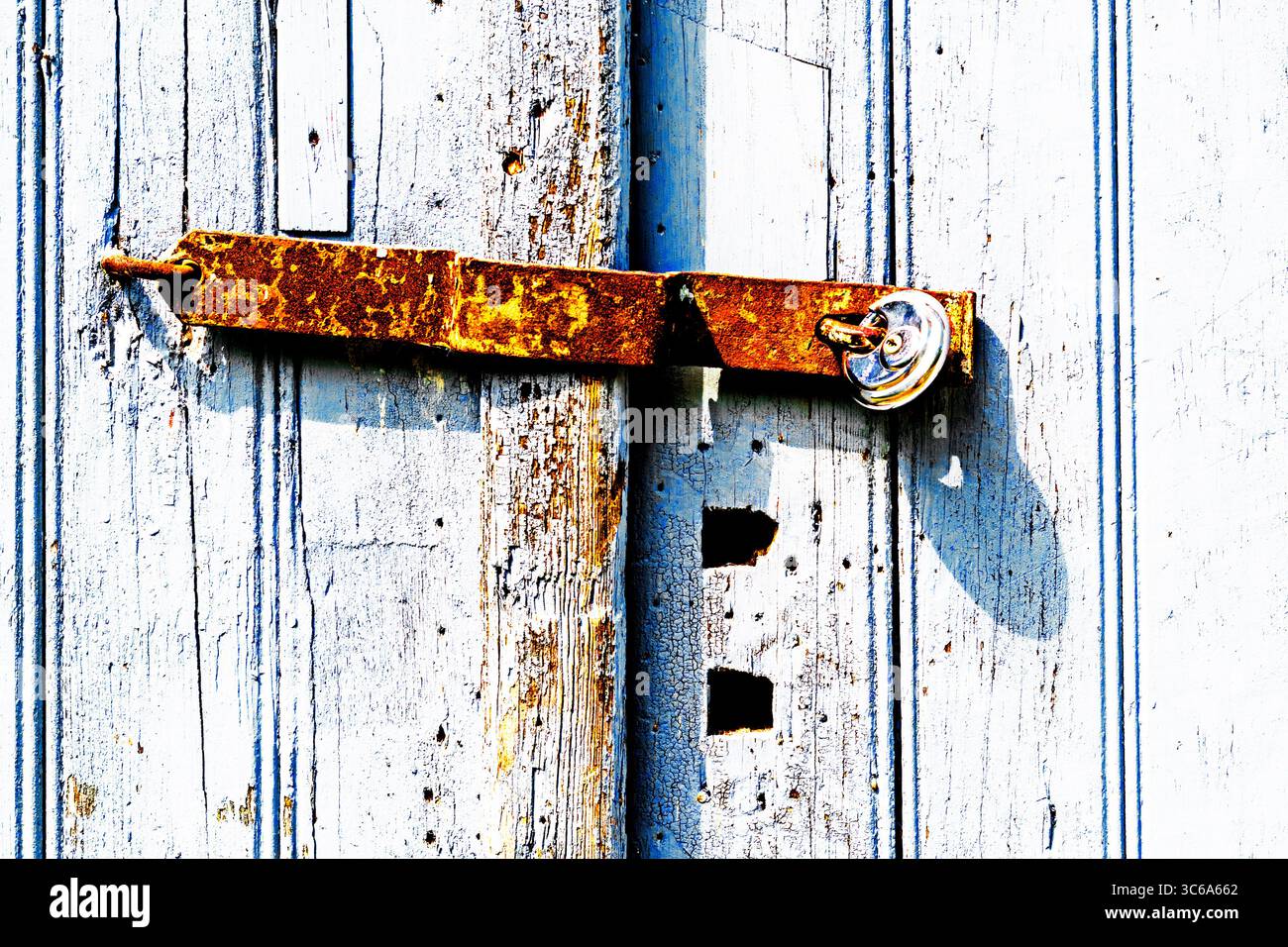 Tür mit rostigem riegel ; porte ancienne avec bol rouillé Banque D'Images