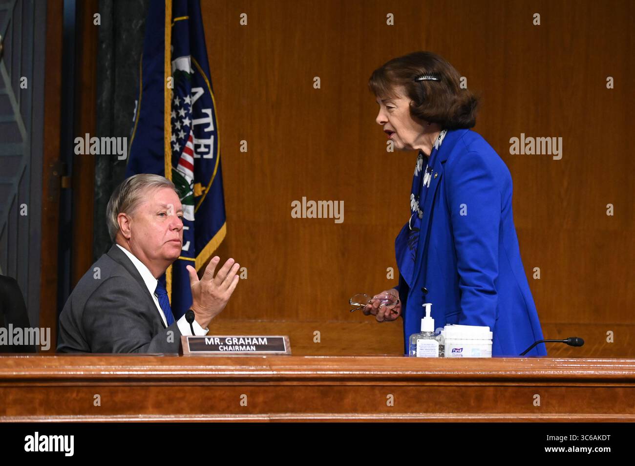 2 juin 2020, Washington, District de Columbia, États-Unis : la sénatrice des États-Unis Lindsey Graham (républicaine de Caroline du Sud), présidente du Comité judiciaire du Sénat américain et la sénatrice américaine Dianne Feinstein (démocrate de Californie), membre de rang, s’entretiennent devant une audience du comité examinant les problèmes auxquels sont confrontées les prisons et les prisons pendant la pandémie de coronavirus (COVID-19) sur Capitol Hill à Washington, États-Unis, le 2 juin 2020 (crédit image : © Erin Scott/CNP via ZUMA Wire) Banque D'Images