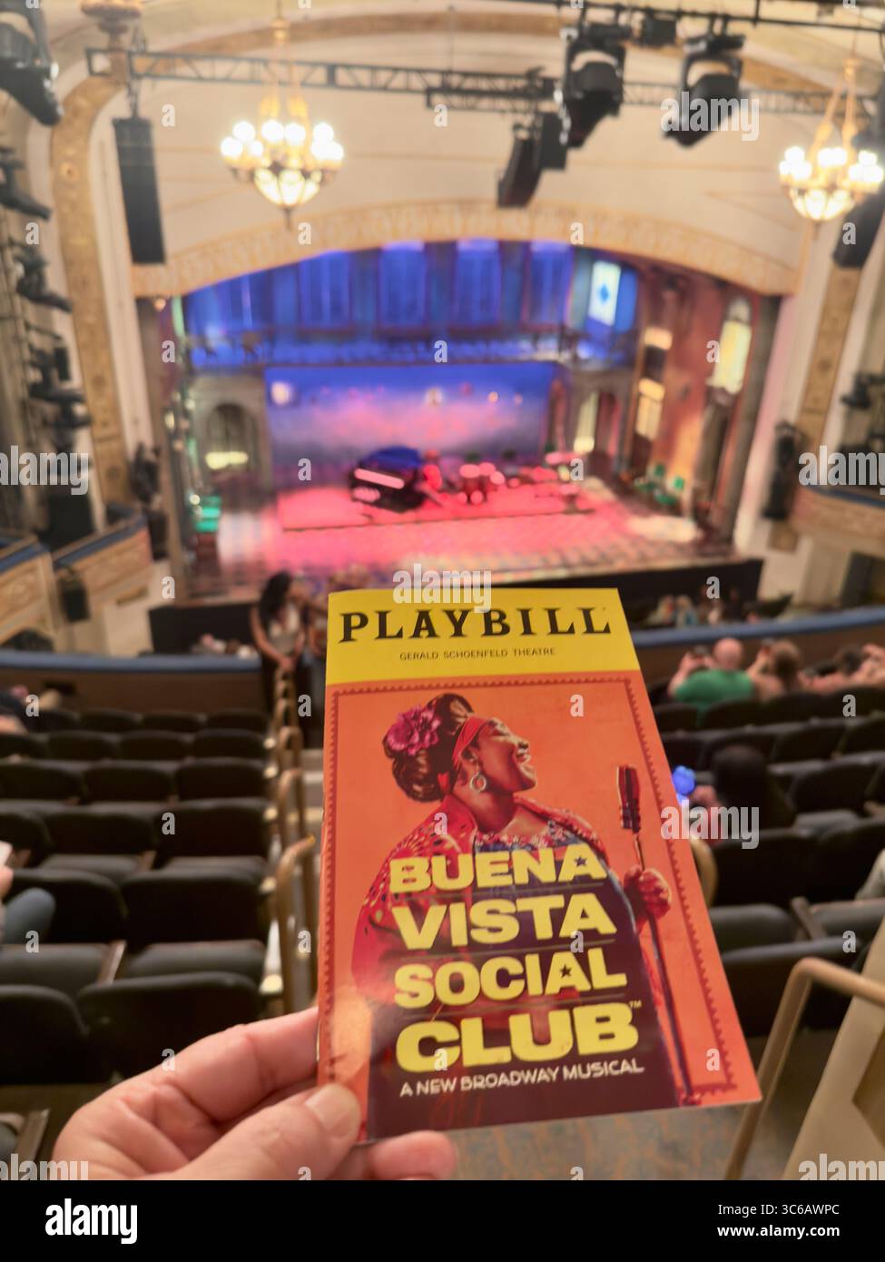 À l'intérieur du théâtre Schoenfeld en attendant le début de la comédie musicale Buena Vista social Club sur Broadway Manhattan NYC Banque D'Images