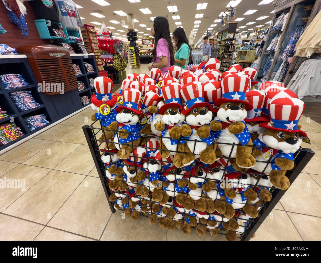 Marchandise patriotique sur le thème Buc-EE à vendre dans un dépanneur Buc-EE's Travel Center à Denton, Texas. Banque D'Images