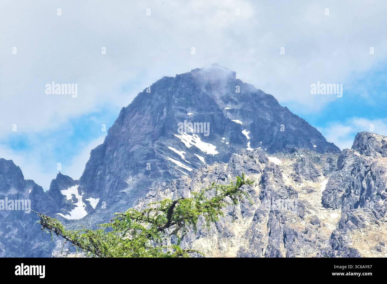 Vue du pic Lomnicky depuis Hrebienok dans les Hautes Tatras, Slovaquie, Europe Banque D'Images Vue du pic Lomnicky depuis Hrebienok dans les Hautes Tatras, Slovaquie, Europe Banque D'Images