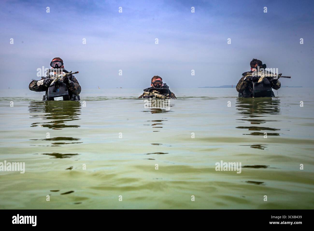 20 mai 2020 - Heneko, Okinawa, Japon - les Marines américains avec le 3e bataillon de reconnaissance, la 3e division des Marines, patrouillent dans l'eau pendant un cours des superviseurs de plongée de combat du corps des Marines au Camp Schwab, Okinawa, Japon, le 20 mai 2020. Le cours dure deux semaines et permet aux Marines d’être des superviseurs en charge de leur peloton tout en menant des opérations de plongée. (Crédit image : © U.S. Marines/ZUMA Wire/ZUMAPRESS.com) Banque D'Images
