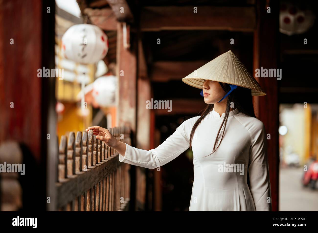 Femme vietnamienne à ao dai au pont japonais, Hoi an, province de Quảng Nam, Vietnam Banque D'Images