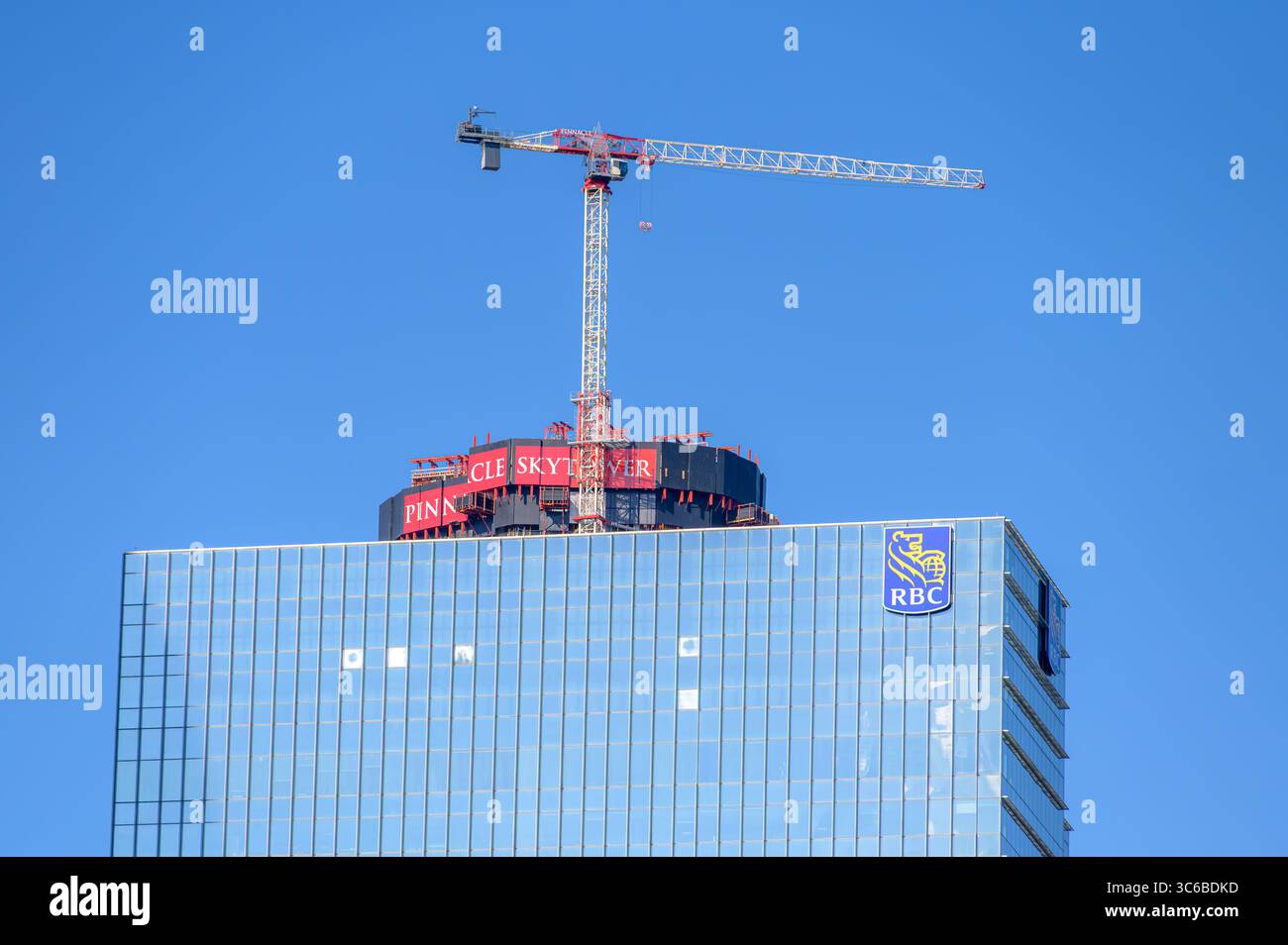 Pinnacle One Yonge SkyTower, en construction, se dresse derrière l'immeuble de bureaux en verre de la marque RBC. Banque D'Images
