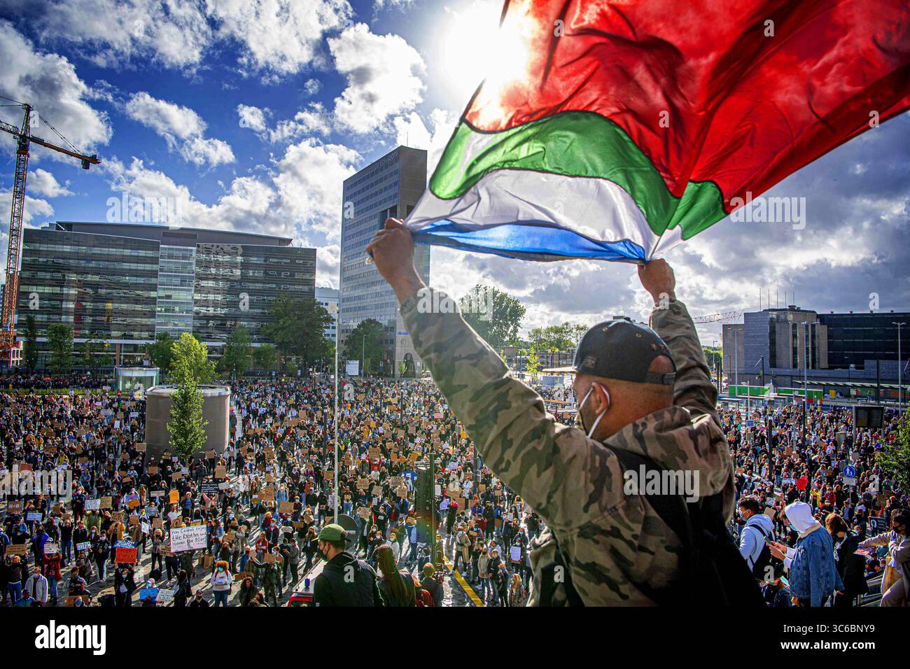 5 juin 2020 : des gens se rassemblent pour une manifestation Black Lives Matter à Utrecht, pays-Bas, le 5 juin 2020. Des manifestations ont eu lieu dans de nombreuses villes européennes à la suite de la mort de George Floyd et en soutien aux manifestations en cours aux États-Unis..5 juin 2020 (crédit image : © Robinutrecht/SOPA images via ZUMA Wire) Banque D'Images