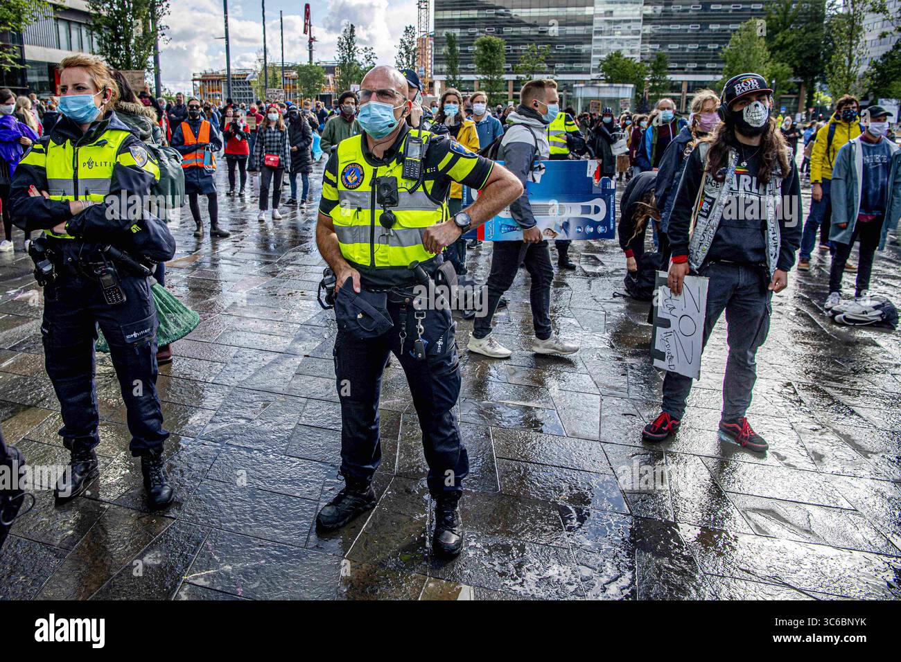 5 juin 2020 : des gens se rassemblent pour une manifestation Black Lives Matter à Utrecht, pays-Bas, le 5 juin 2020. Des manifestations ont eu lieu dans de nombreuses villes européennes à la suite de la mort de George Floyd et en soutien aux manifestations en cours aux États-Unis..5 juin 2020 (crédit image : © Robinutrecht/SOPA images via ZUMA Wire) Banque D'Images