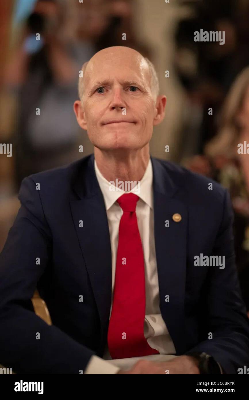 Le sénateur Rick Scott de Floride assiste à un dîner formel organisé par le président Donald J. Trump à la Maison Blanche, se joignant à d'autres législateurs du GOP pour célébrer l'adoption du One Big Beautiful Bill Act. 18 juillet 2025. Image reproduite avec l'aimable autorisation de la Maison Blanche. Banque D'Images
