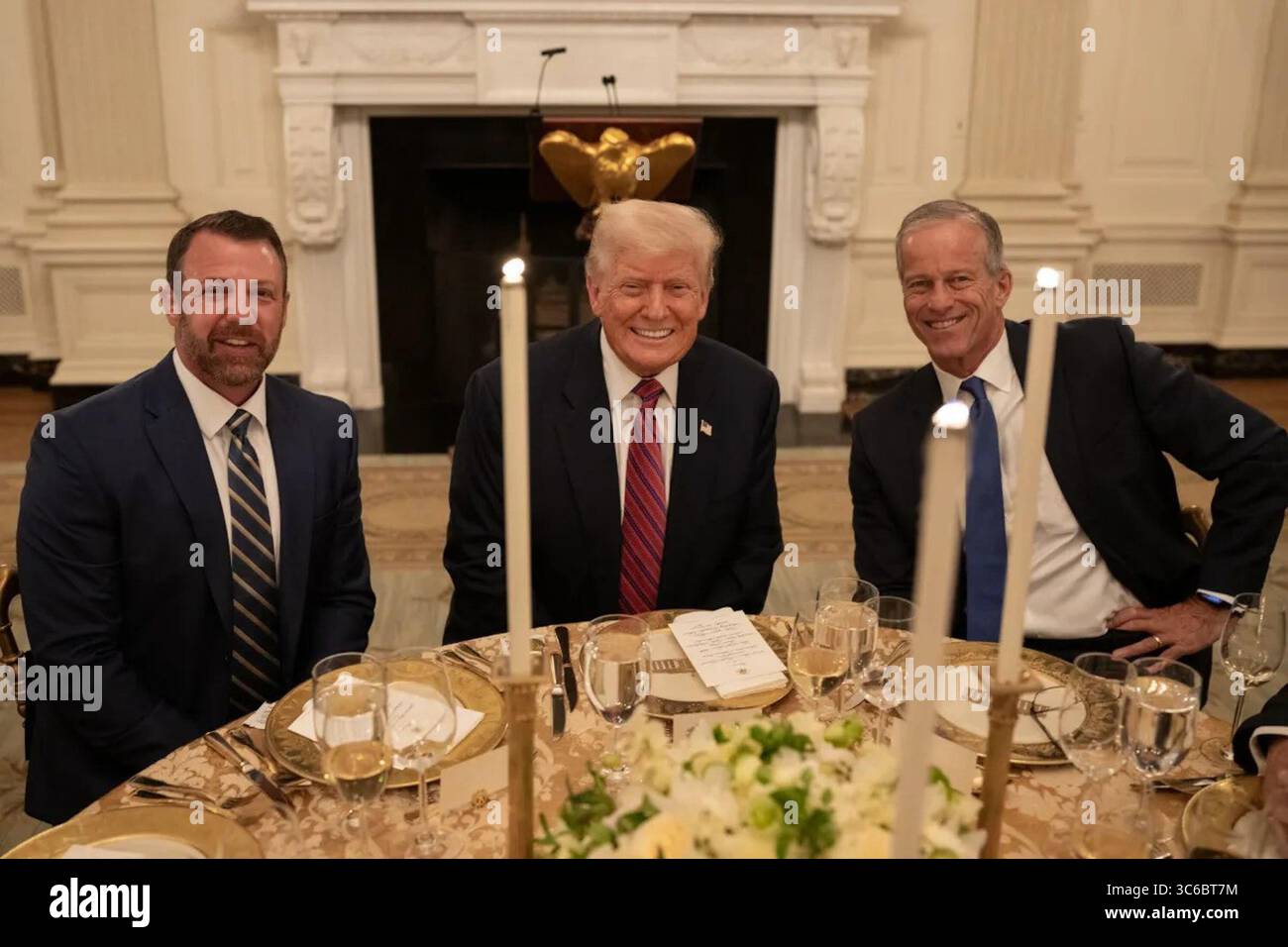 Le président Donald Trump est assis avec les sénateurs Markwayne Mullin de l’Oklahoma et John Thune du Dakota du Sud lors d’un dîner de leadership républicain à la Maison Blanche le 18 juillet 2025. Image reproduite avec l'aimable autorisation de la Maison Blanche. Banque D'Images