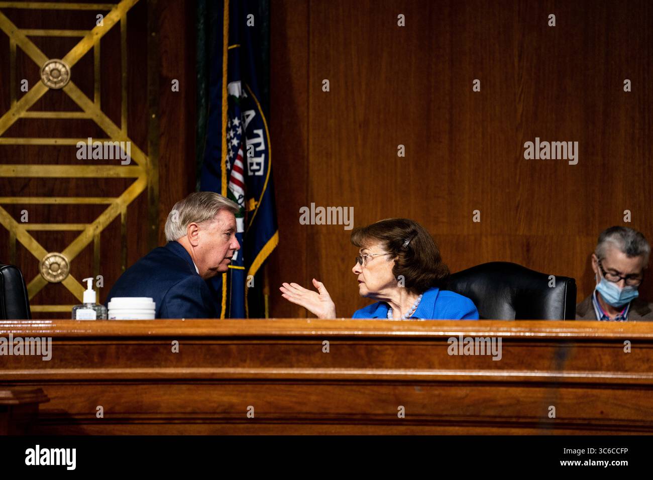 9 juin 2020, Washington, District de Columbia, États-Unis : la sénatrice des États-Unis Lindsey Graham (républicaine de Caroline du Sud), présidente du Comité judiciaire du Sénat américain, à gauche, s'entretient avec la sénatrice américaine Dianne Feinstein (démocrate de Californie), membre de rang, Comité judiciaire du Sénat américain, à droite, lors d'une audience du Comité judiciaire du Sénat américain ''examiner la fraude COVID-19, en se concentrant sur la réponse des forces de l'application de la pandémie''''''' sur Capitol Hill à Washington, DC, DC, le 9 juin 2020 (Credit Wire image : Banque D'Images