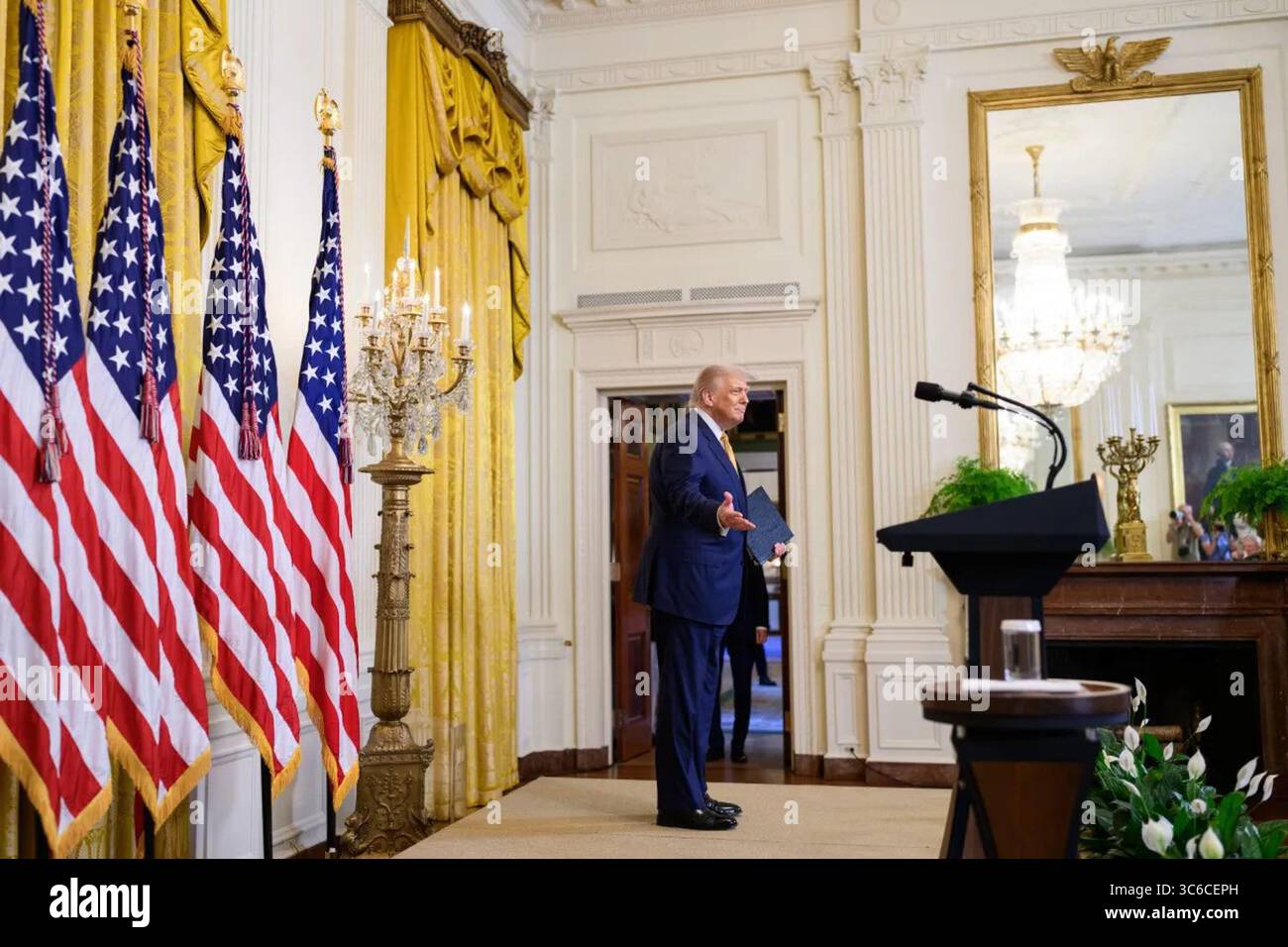 Le président Donald J. Trump prononce un discours devant un grand rassemblement de législateurs républicains et d’invités lors d’un événement formel dans la salle est de la Maison Blanche. 22 juillet 2025. Image reproduite avec l'aimable autorisation de la Maison Blanche. Banque D'Images