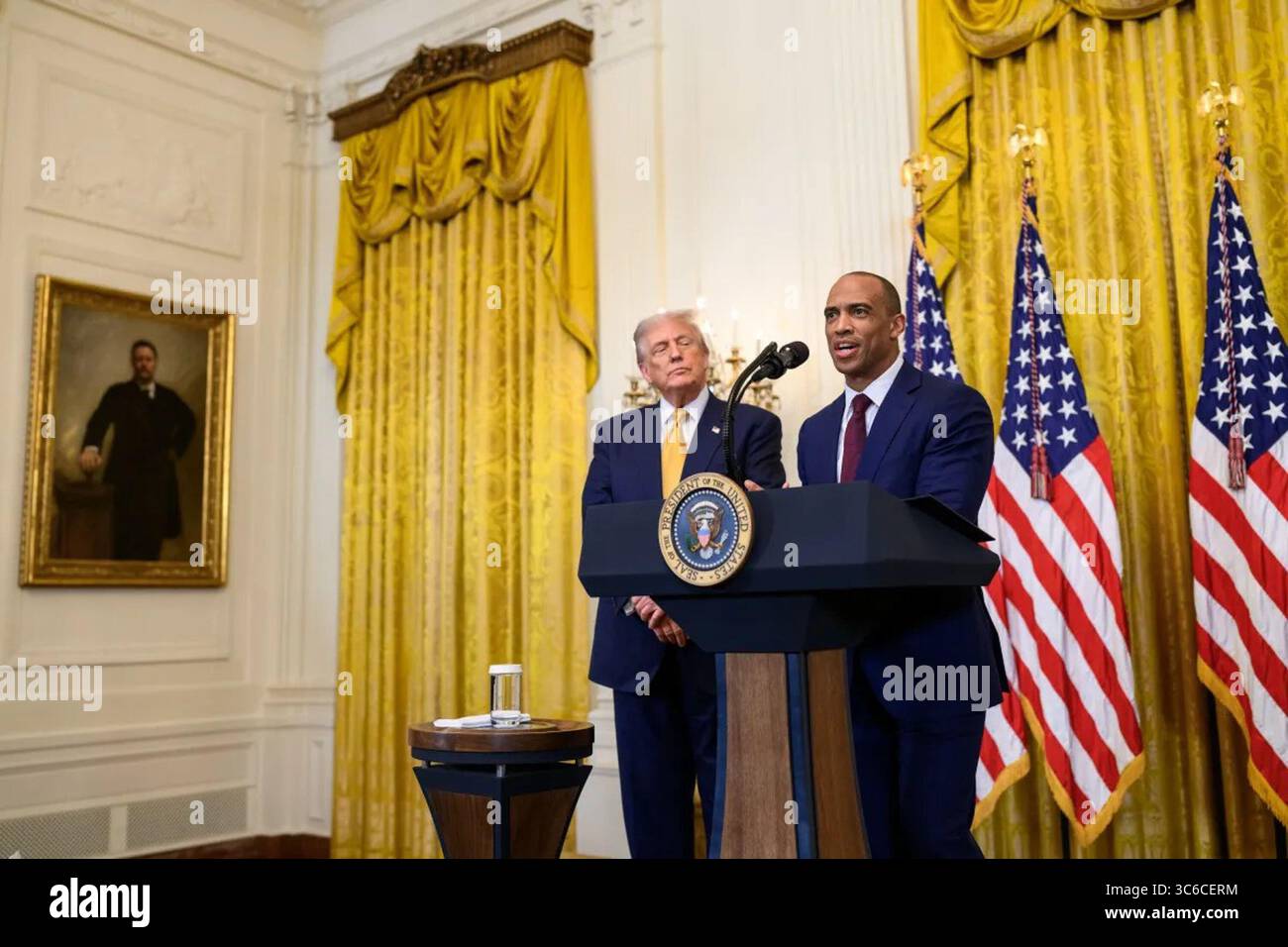 Le président Donald J. Trump se tient aux côtés du représentant des États-Unis Wesley Hunt alors que Hunt prononce un discours lors d’un point de presse dans la salle est de la Maison Blanche. 22 juillet 2025. Image reproduite avec l'aimable autorisation de la Maison Blanche. Banque D'Images