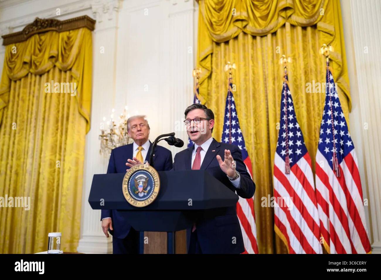 Le président Donald J. Trump écoute le président de la Chambre Mike Johnson parler lors d’un événement de presse dans la salle est de la Maison Blanche. 22 juillet 2025. Image reproduite avec l'aimable autorisation de la Maison Blanche. Banque D'Images