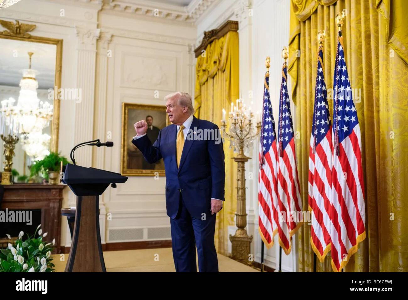 Le président Donald J. Trump fait des gestes après avoir prononcé un discours dans la salle est de la Maison Blanche lors du congrès du GOP le 22 juillet 2025. Image reproduite avec l'aimable autorisation de la Maison Blanche. Banque D'Images