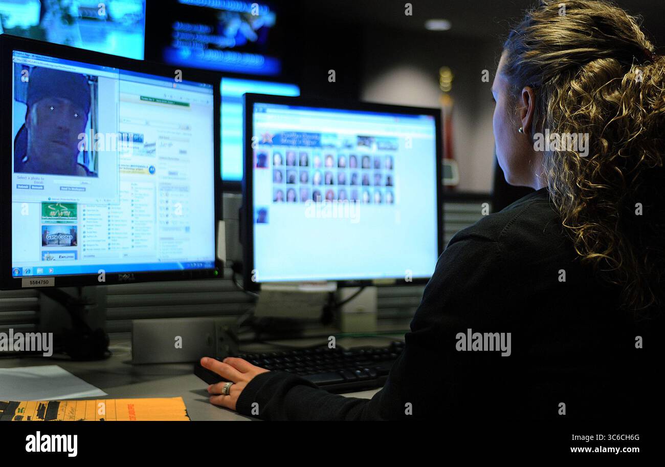 12 mai 2011, West Palm Beach, FL, États-Unis : Nicole Hardy-Smith, du bureau du shérif de Palm Beach, utilise un logiciel de reconnaissance faciale pour fournir une résolution d'identité sur les cas froids. Le logiciel utilise les bases de données de toutes les prisons et prisons en Floride et passe par des milliers de photos de tasse de quiconque a jamais été incarcéré. (Crédit image : © TNS via ZUMA Wire) Banque D'Images