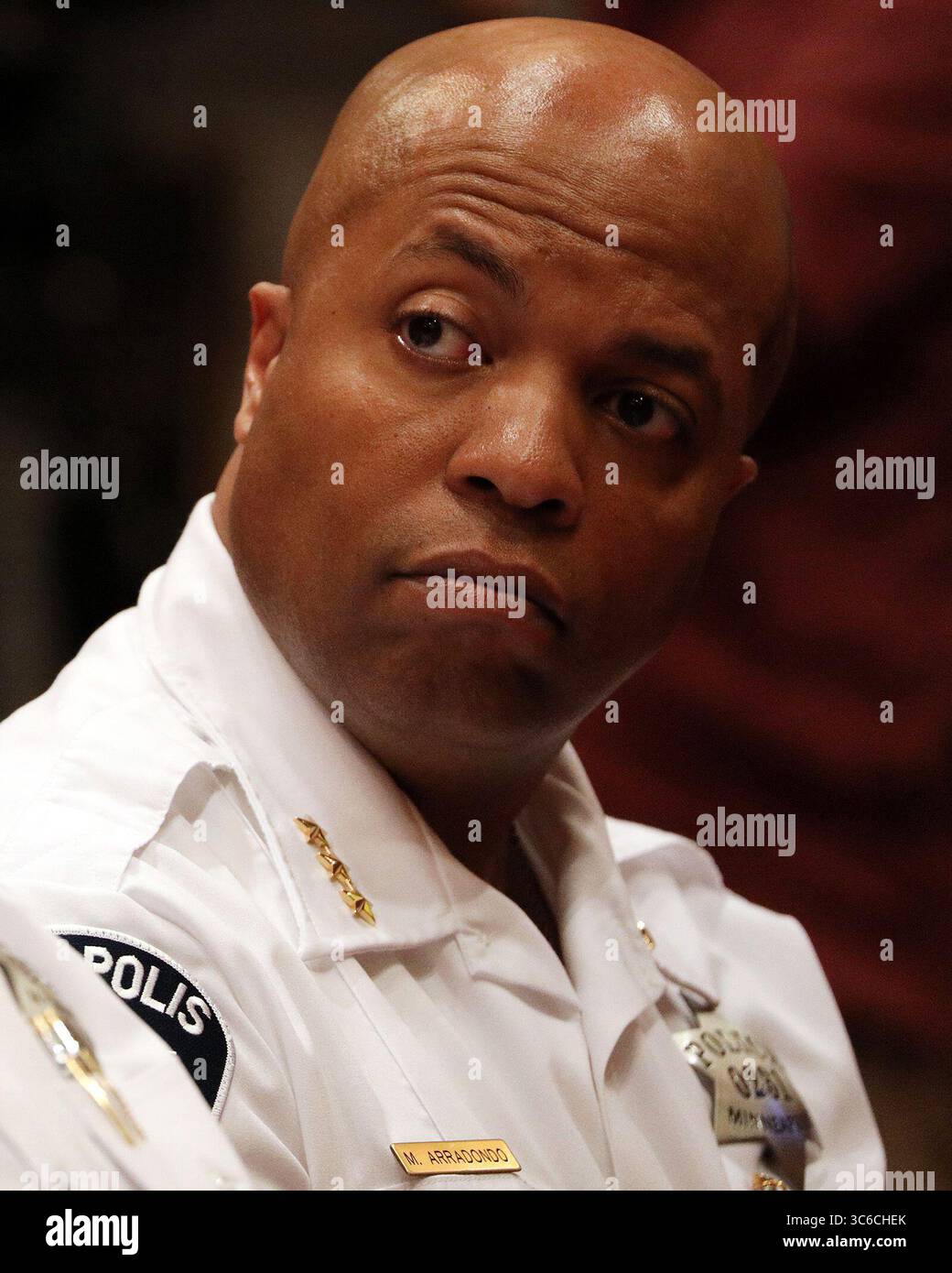 9 août 2017, Minneapolis, MN, États-Unis : le chef de police par intérim Medaria Arradondo écoute les commentaires de la communauté lors d'une audience publique de 2017 à l'hôtel de ville de Minneapolis. (Crédit image : © TNS via ZUMA Wire) Banque D'Images