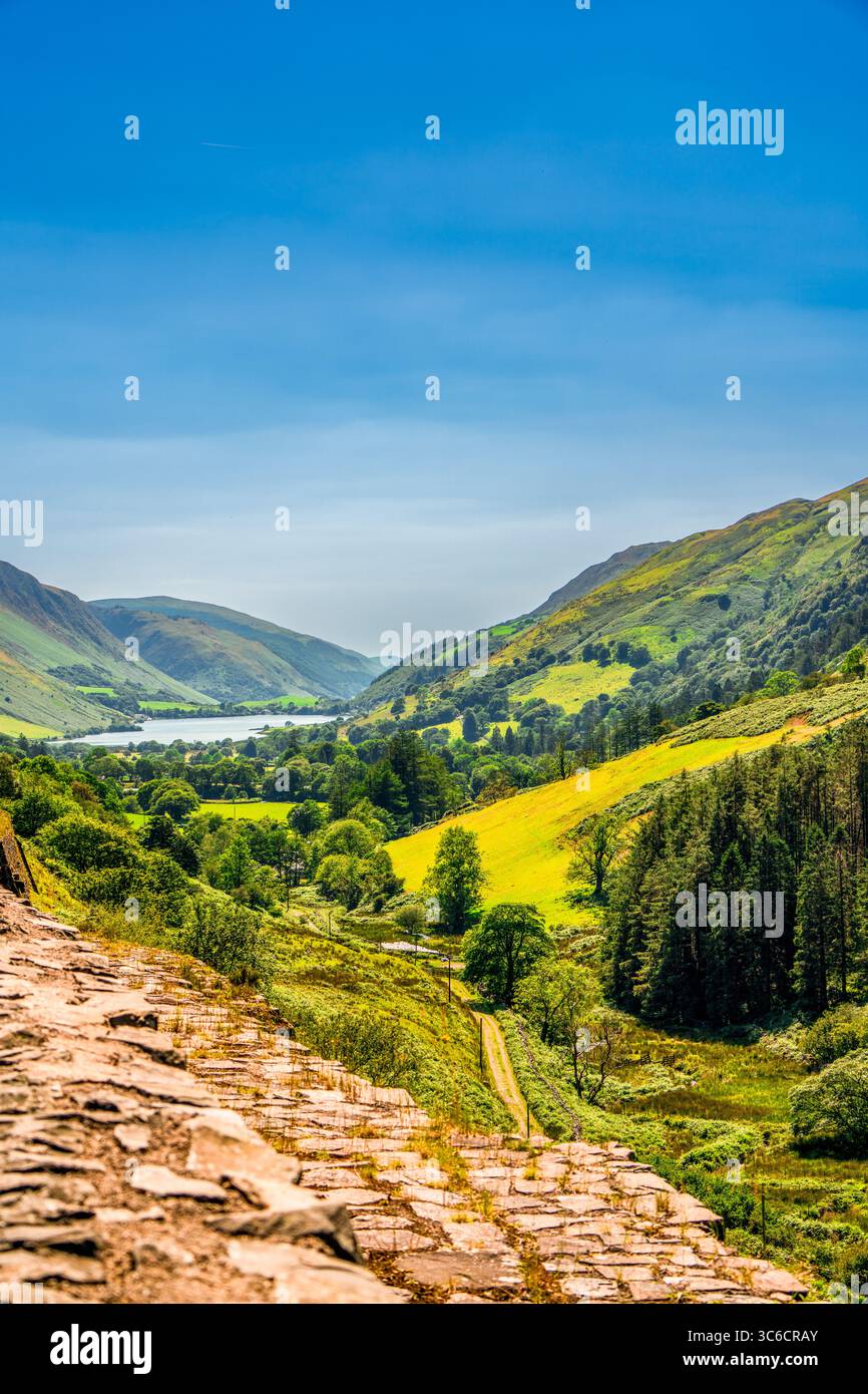 Vue d'été panoramique sur la vallée de Cader Idris et le lac à Snowdonia, pays de Galles Banque D'Images