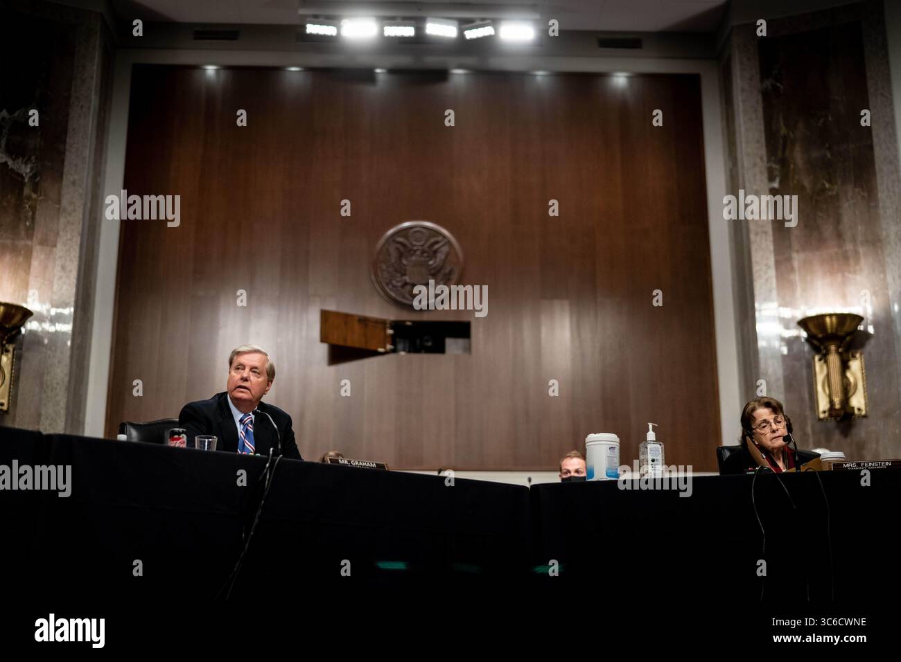 11 juin 2020, Washington, District de Columbia, États-Unis : la sénatrice des États-Unis Lindsey Graham (républicaine de Caroline du Sud), présidente du Comité judiciaire du Sénat américain rejoint par la sénatrice américaine Dianne Feinstein (démocrate de Californie), membre de rang du Comité judiciaire du Sénat américain, prend la parole lors d'une réunion d'affaires du Comité judiciaire du Sénat américain pour examiner l'autorisation d'assignations relatives à l'enquête sur l'ouragan Crossfire et d'autres questions sur Capitol Hill à Washington, DC, le 11 juin 2020 (image de crédit : © Erin SCHAFUMA Wire via CNP) Banque D'Images