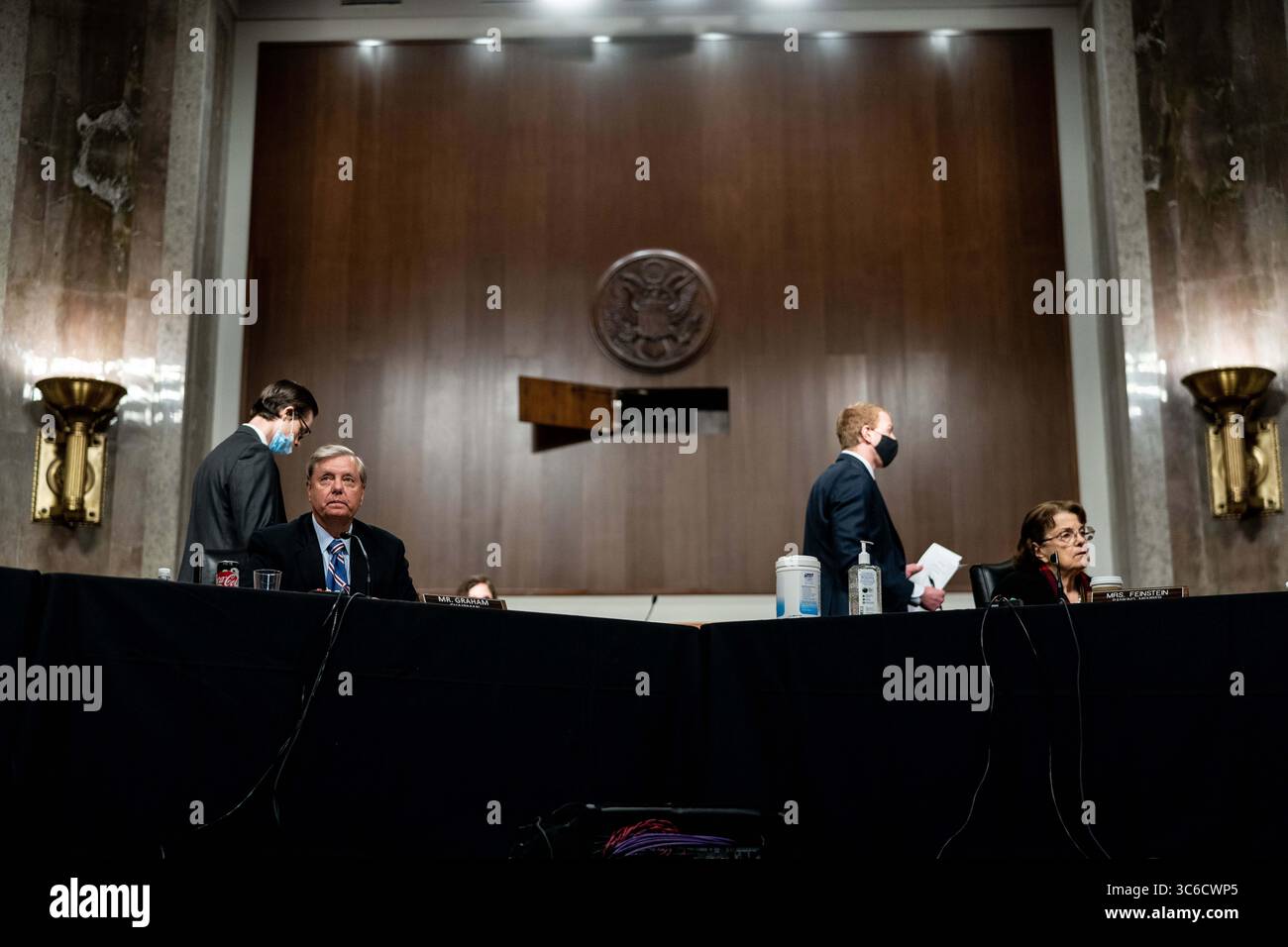 11 juin 2020, Washington, District de Columbia, États-Unis : la sénatrice des États-Unis Lindsey Graham (républicaine de Caroline du Sud), présidente du Comité judiciaire du Sénat américain et la sénatrice américaine Dianne Feinstein (démocrate de Californie), membre de rang du Comité judiciaire du Sénat américain assistent à une réunion d'affaires du Comité judiciaire du Sénat américain pour examiner l'autorisation d'assignations relatives à l'enquête sur l'ouragan Crossfire et à Capitol Hill à Washington, DC, le 11 juin 2020 (crédit image : © Erin Schaff/CNP Wire) Banque D'Images