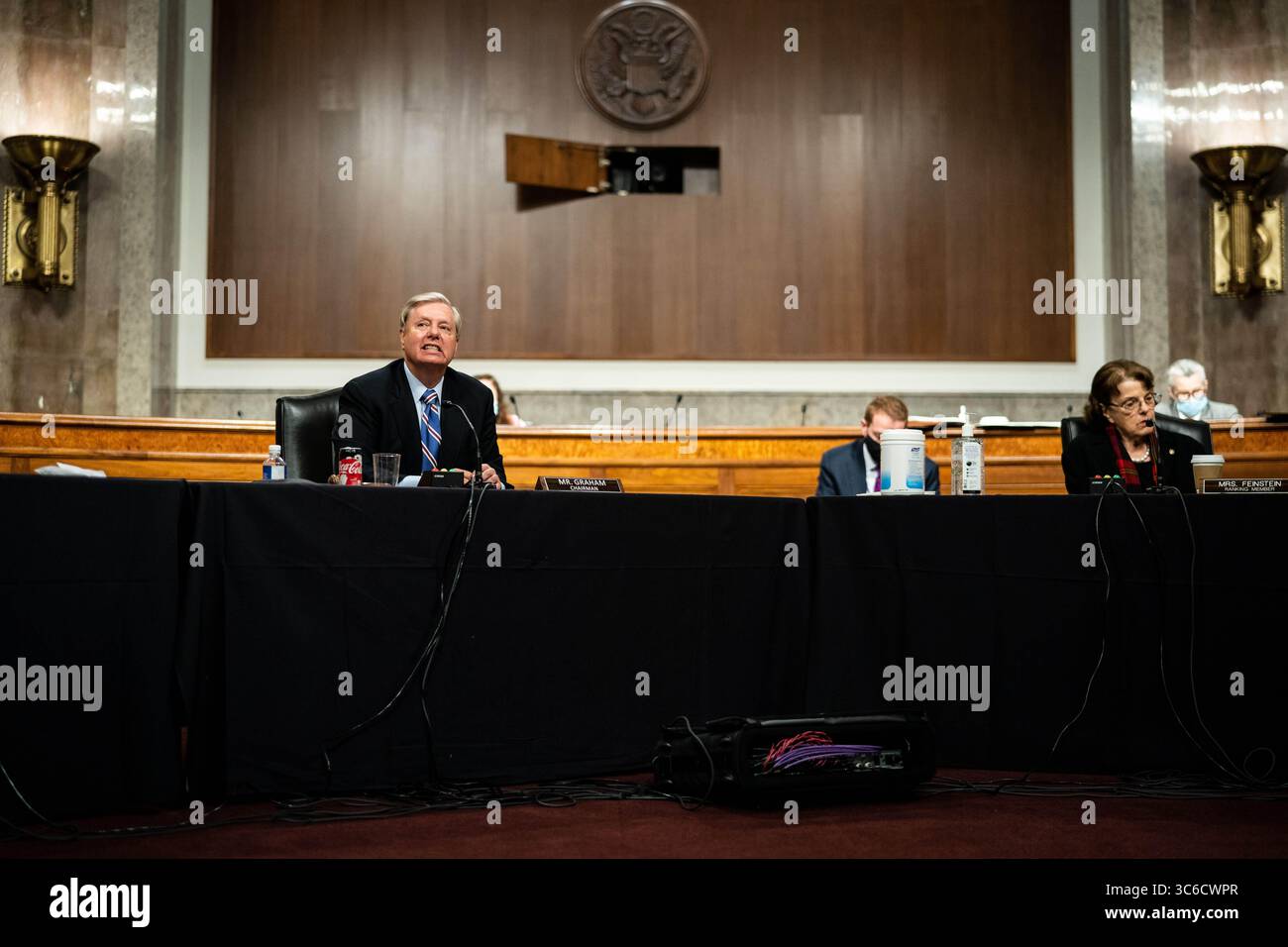 11 juin 2020, Washington, District de Columbia, États-Unis : la sénatrice des États-Unis Lindsey Graham (républicaine de Caroline du Sud), présidente du Comité judiciaire du Sénat américain rejoint par la sénatrice américaine Dianne Feinstein (démocrate de Californie), membre de rang du Comité judiciaire du Sénat américain, prend la parole lors d'une réunion d'affaires du Comité judiciaire du Sénat américain pour examiner l'autorisation d'assignations relatives à l'enquête sur l'ouragan Crossfire et d'autres questions sur Capitol Hill à Washington, DC, le 11 juin 2020 (image de crédit : © Erin SCHAFUMA Wire via CNP) Banque D'Images