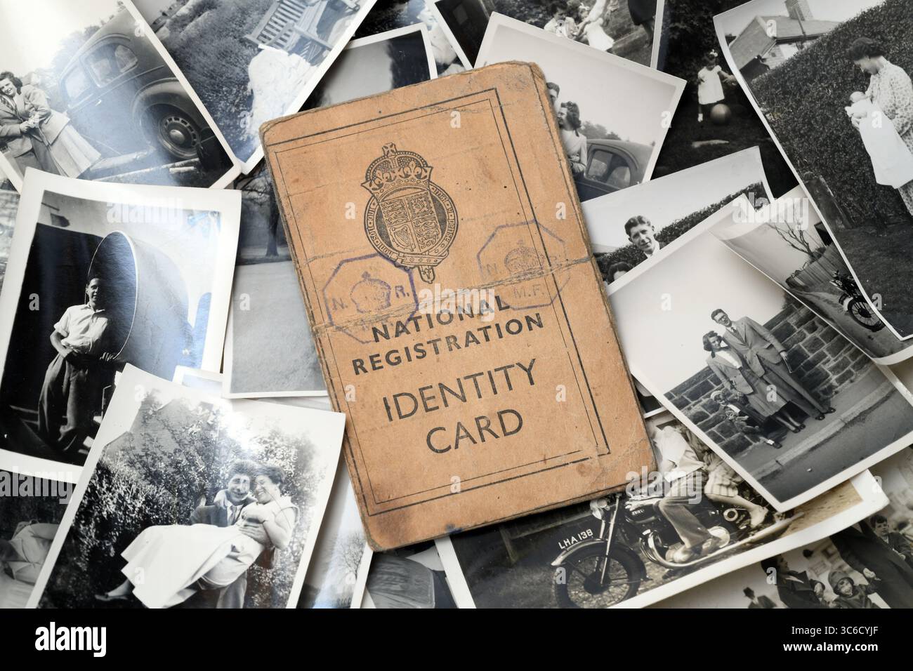 CARTE D'IDENTITÉ NATIONALE BRITANNIQUE D'ENREGISTREMENT DE 1940 AVEC PHOTOGRAPHIES D'ÉPOQUE RE GUERRE SECONDE GUERRE MONDIALE ETC UK Banque D'Images