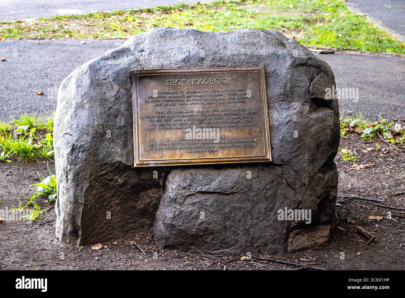 Shorakkopoch Rock, un gros rocher situé à Inwood Hill Park, dans le Bronx, à New York, marquant l'endroit où Manhattan Island a été vendu aux Hollandais. Banque D'Images