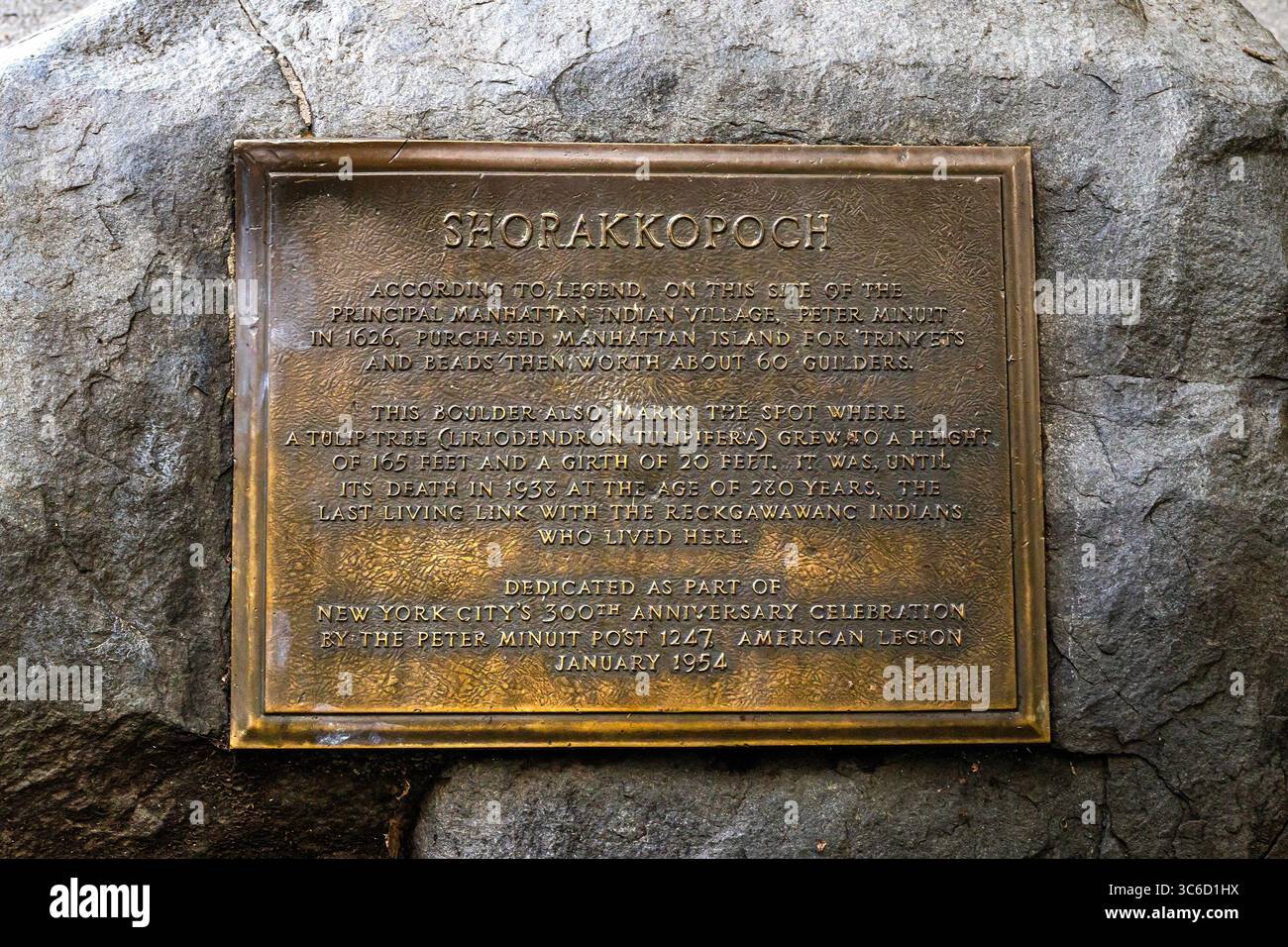 Shorakkopoch Rock, un gros rocher situé à Inwood Hill Park, dans le Bronx, à New York, marquant l'endroit où Manhattan Island a été vendu aux Hollandais. Banque D'Images