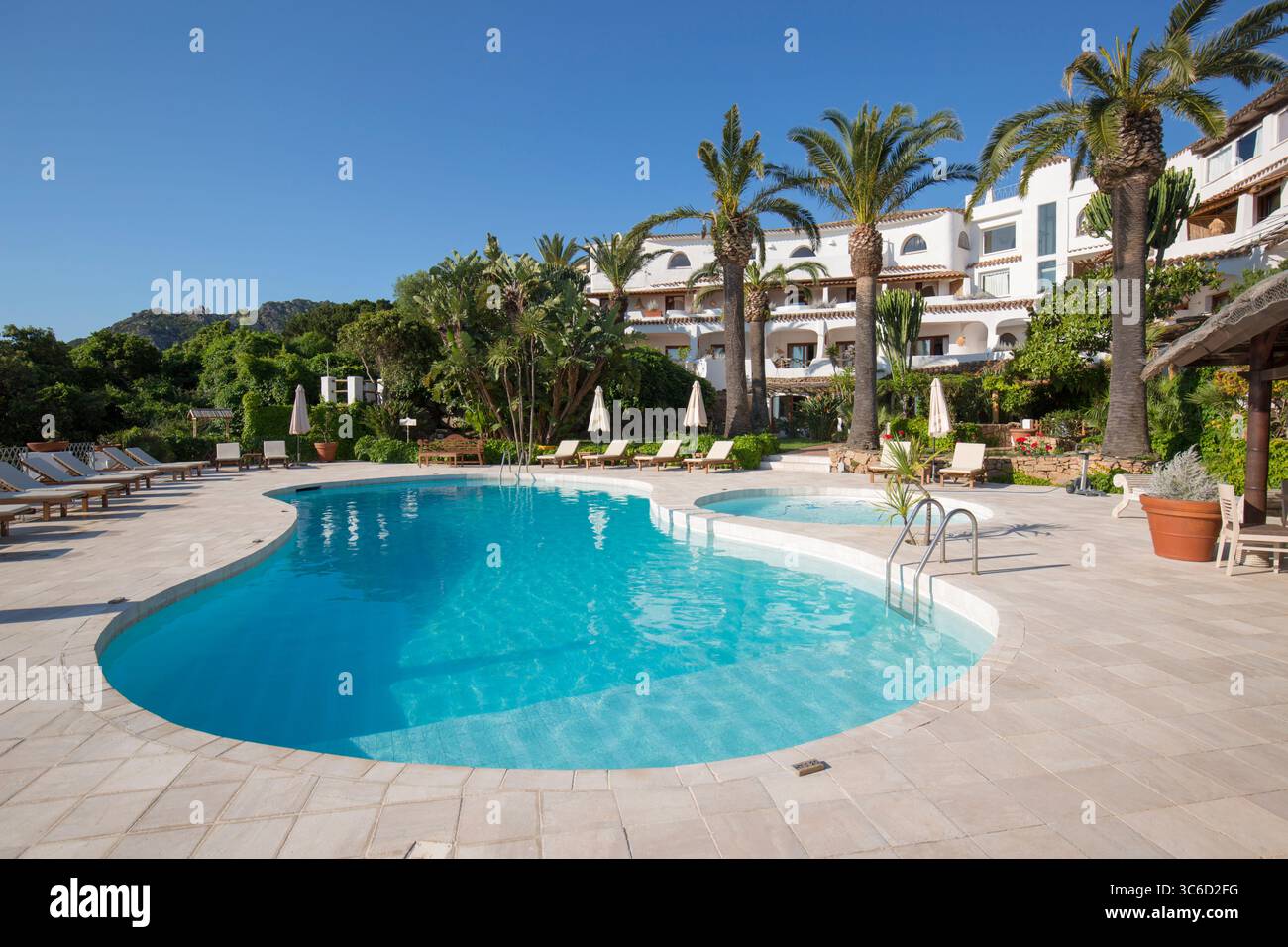 Porto Cervo, Costa Smeralda, Gallura, Sardaigne, Italie. Vue sur la piscine accueillante du bel hôtel Balocco. Banque D'Images