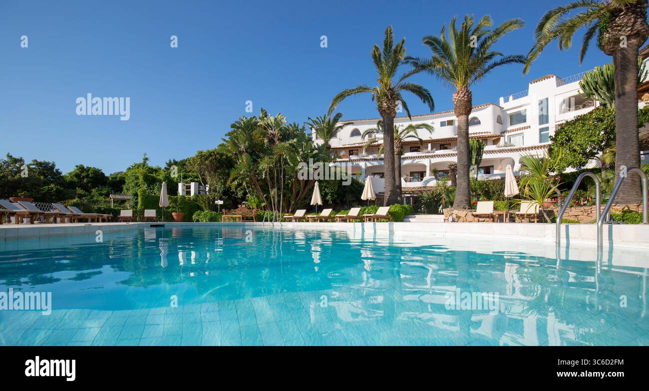 Porto Cervo, Costa Smeralda, Gallura, Sardaigne, Italie. Vue panoramique sur la piscine accueillante du bel hôtel Balocco. Banque D'Images