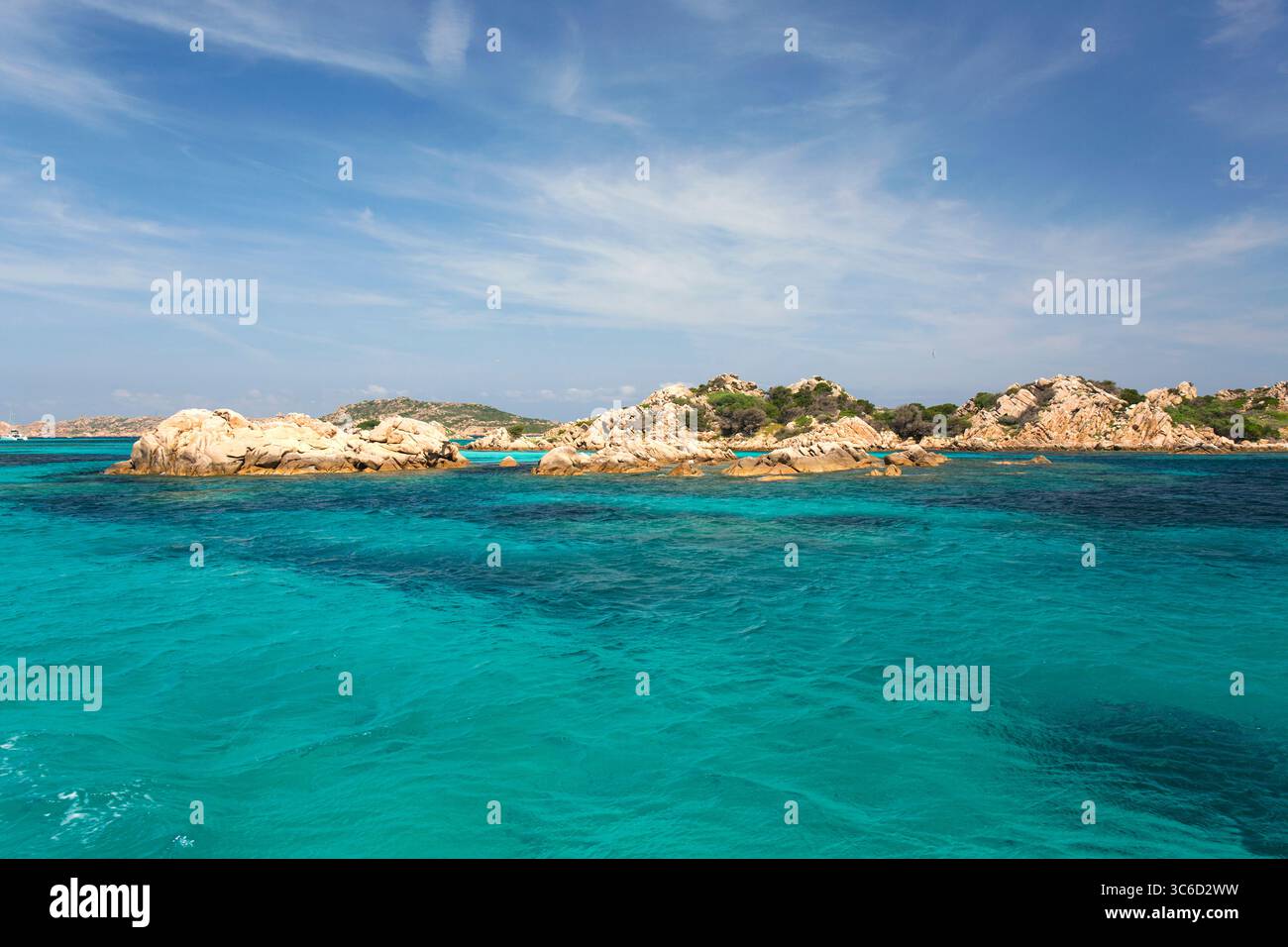 Santa Maria, Parc National de l'archipel de la Maddalena, Gallura, Sardaigne, Italie. Promontoire rocheux à l'extrémité sud de Cala Santa Maria. Banque D'Images