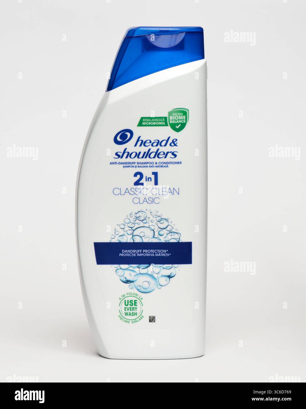 Head & Shoulders 2 en 1 antipelliculaire classique shampooing et conditionneur contenant, produit cosmétique sur blanc Banque D'Images