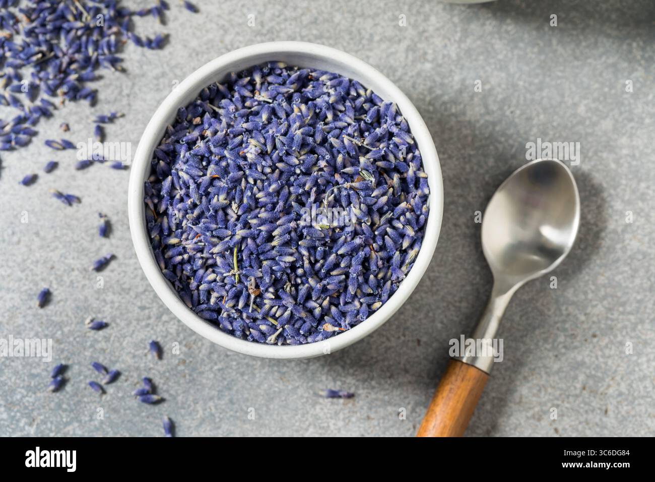 Fines herbes de lavande biologiques violettes crues dans un bol pour la cuisson Banque D'Images