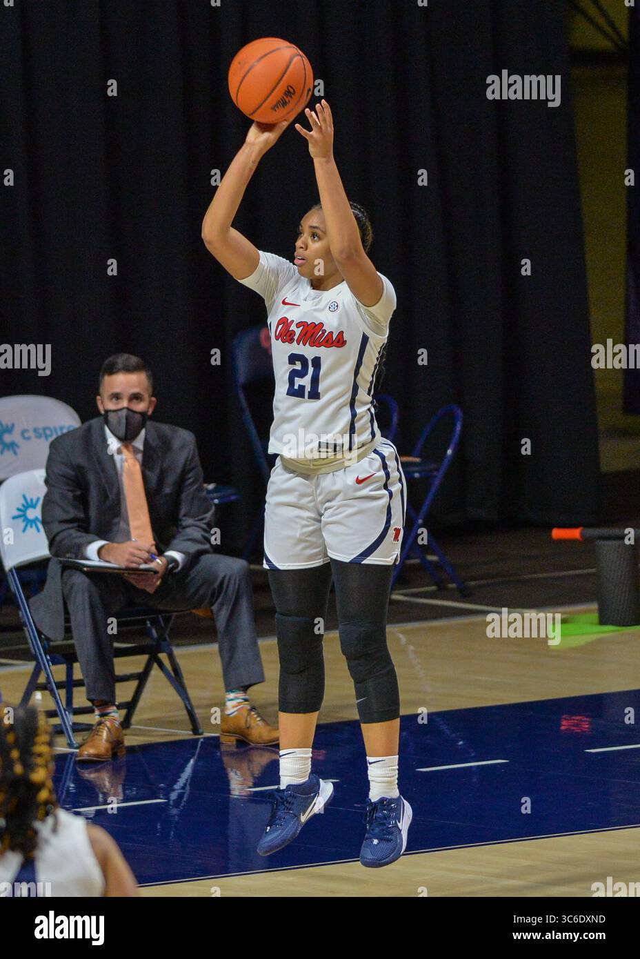 07 janvier 2021 : Taylor Smith (21 ans), Miss garde d'Ole, prend un coup de saut lors du match de basket féminin de la NCAA entre les Auburn Tigers et les Ole' Miss Rebels au Pavillion d'Oxford, Mississippi. (Photo par : Kevin Langley/CSM)(image de crédit : &copy ; Kevin Langley/CSM via ZUMA Wire) Banque D'Images