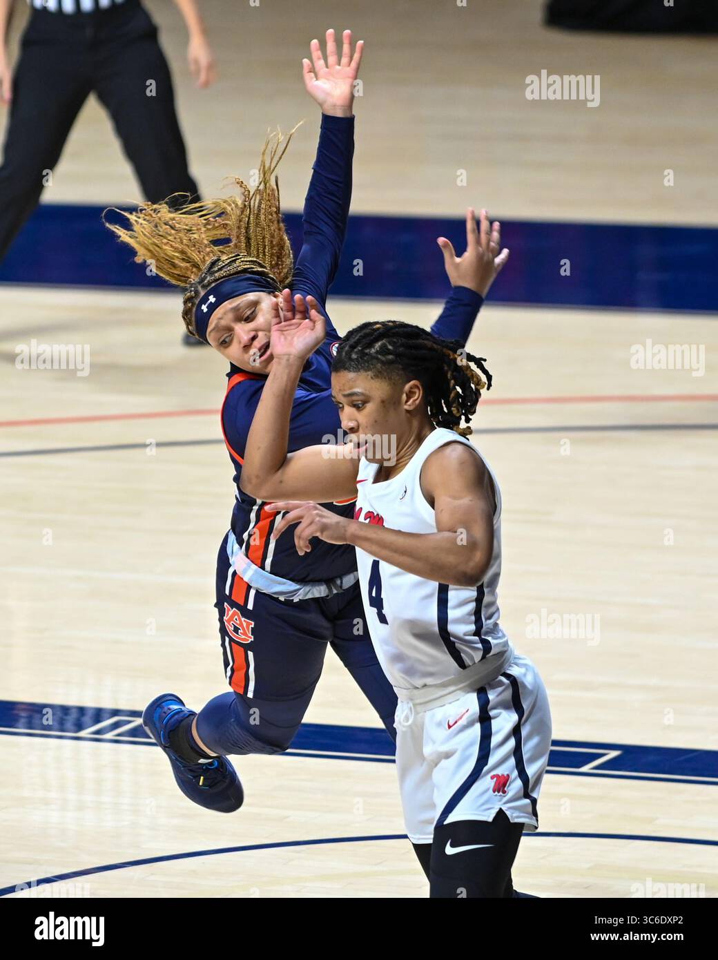 07 janvier 2021 : Valerie Nesbit (4), la garde d'Ole' Miss, et Morgan Robinson-Nwagwu (30), entrent en collision lors du match de basket féminin de la NCAA entre les Auburn Tigers et les Ole' Miss Rebels au Pavillion d'Oxford, Mississippi. (Photo par : Kevin Langley/CSM)(image de crédit : &copy ; Kevin Langley/CSM via ZUMA Wire) Banque D'Images