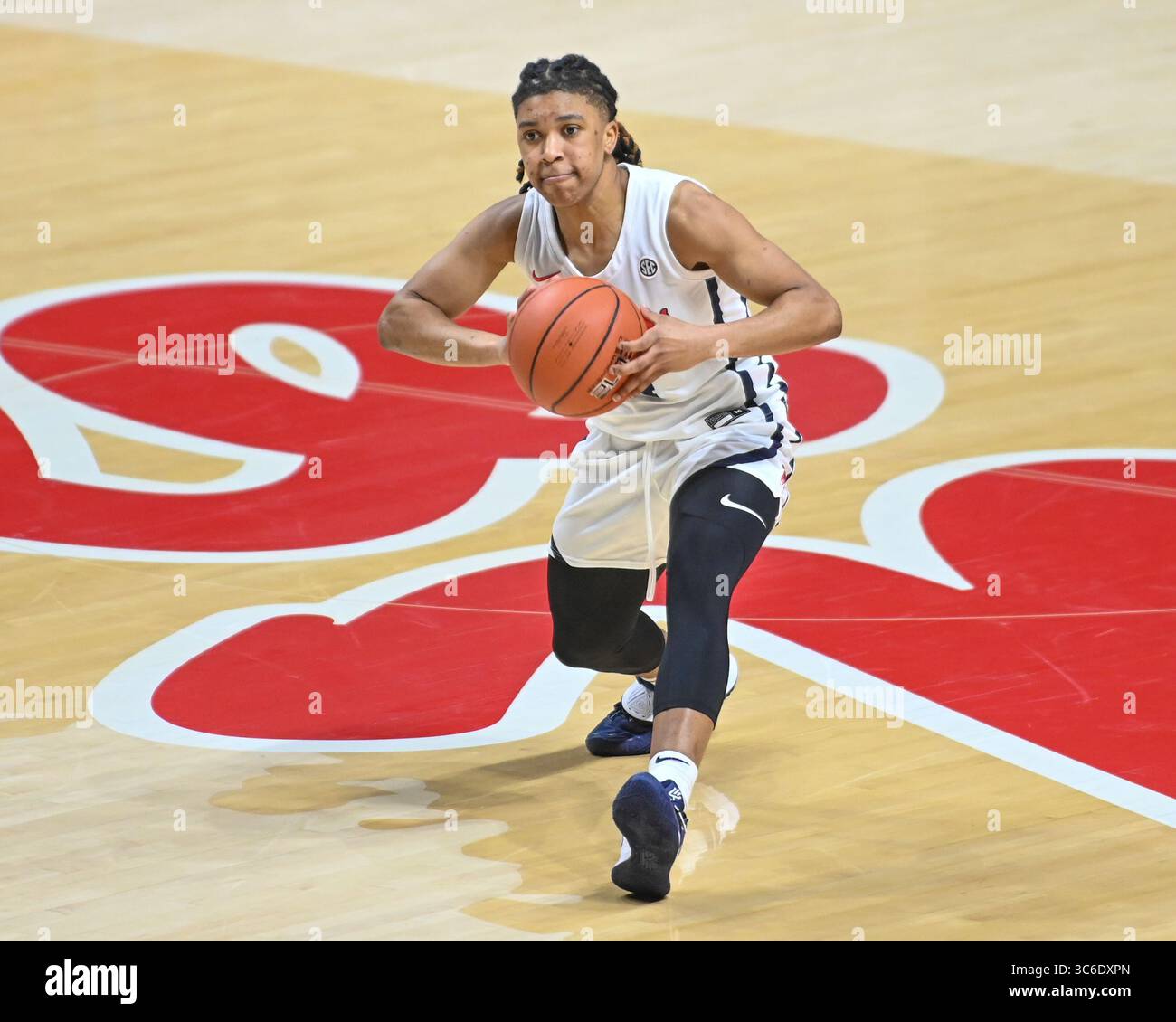 07 janvier 2021 : Valerie Nesbit (4), la garde d'Ole' Miss, en action lors du match de basket féminin de la NCAA entre les Tigers d'Auburn et les Rebels d'Ole' Miss au Pavillion d'Oxford, Mississippi. (Photo par : Kevin Langley/CSM)(image de crédit : &copy ; Kevin Langley/CSM via ZUMA Wire) Banque D'Images