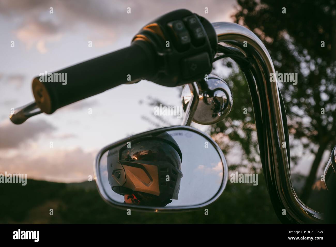 Une Harley-Davidson tonnerre dans la rue, capturée dans le mouvement et l'immobilité - l'essence de la liberté sur deux roues. Banque D'Images