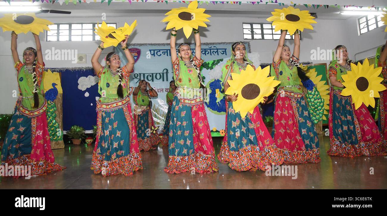 Patna, Inde. 31 juillet 2025. PATNA, INDE - JUILLET 31 : les élèves exécutent une danse de groupe pendant Shravani Mahotsav au Patna Women's College le 31 juillet 2025 à Patna, en Inde. (Photo de Santosh Kumar/Hindustan Times/Sipa USA) crédit : Sipa US/Alamy Live News Banque D'Images