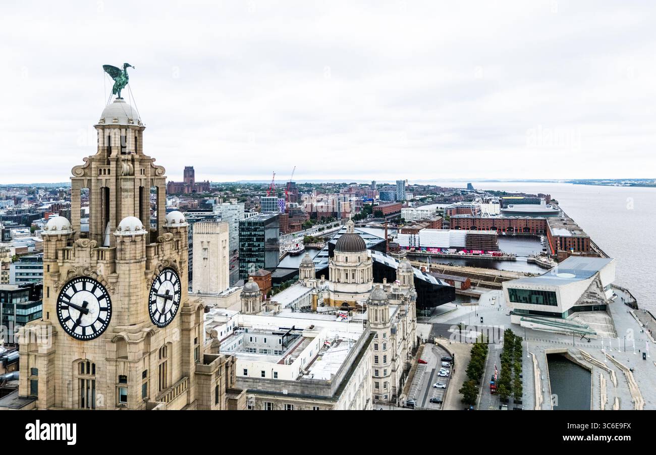 Un des oiseaux du foie sur le Royal Liver Building fait face au front de mer en direction de la rivière Mersey avec le Royal Albert Dock et l'Anglican Banque D'Images