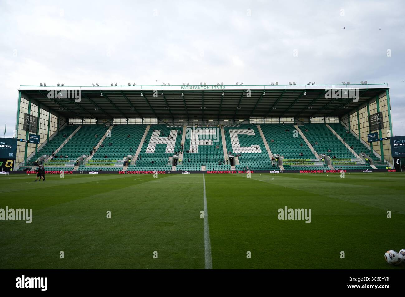 31 juillet 2025 ; Easter Road, Édimbourg, Écosse : UEFA Europa League, deuxième tour de qualification, deuxième manche, Hibernian contre Midtjylland ; les Pat Stanton devancent le match Banque D'Images