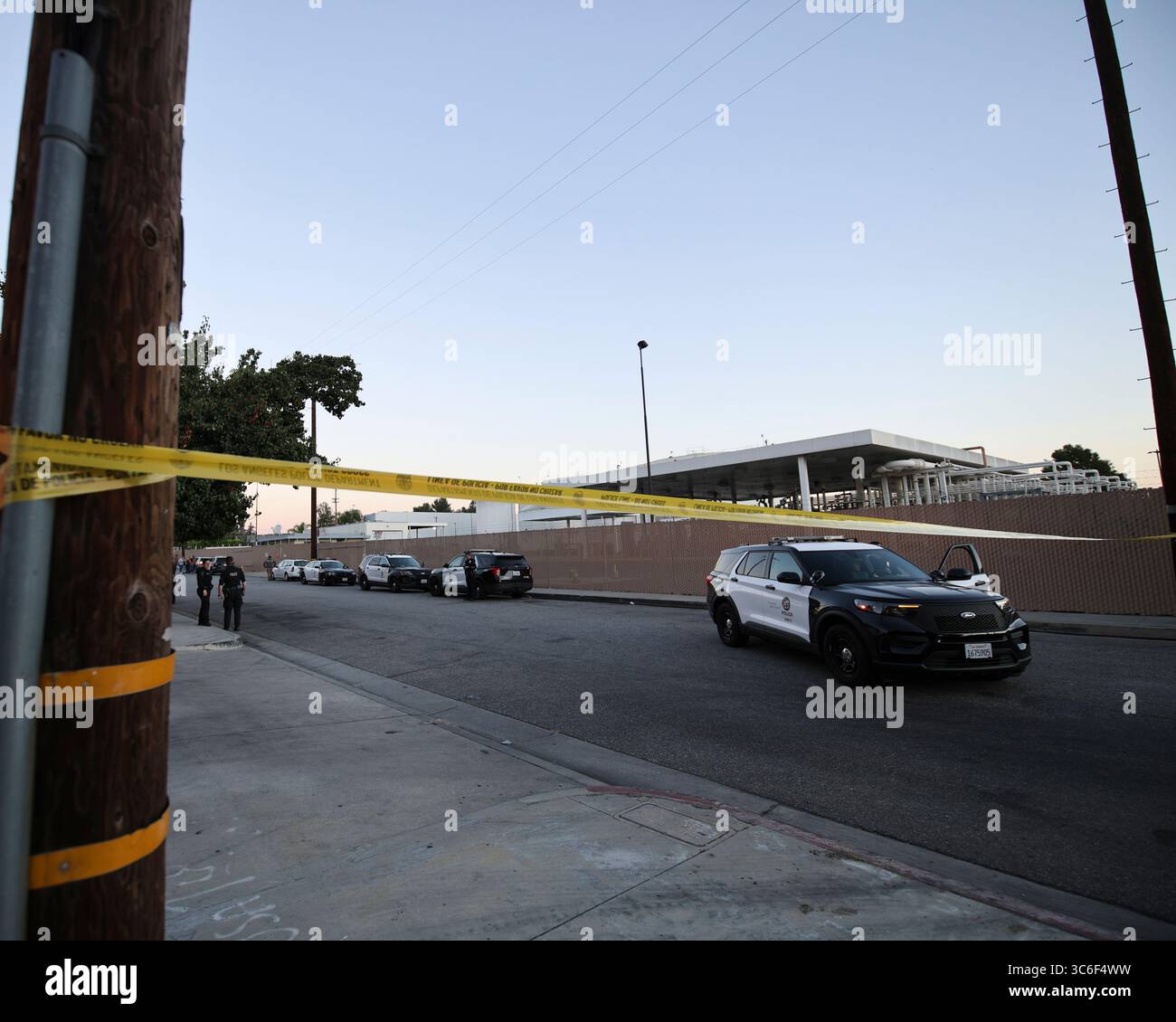 Un campement de sans-abri dans la vallée de San Fernando, connu sous le nom de « The Compound » ou « Tent City », est nettoyé par les autorités municipales et les forces de l’ordre locales. Banque D'Images