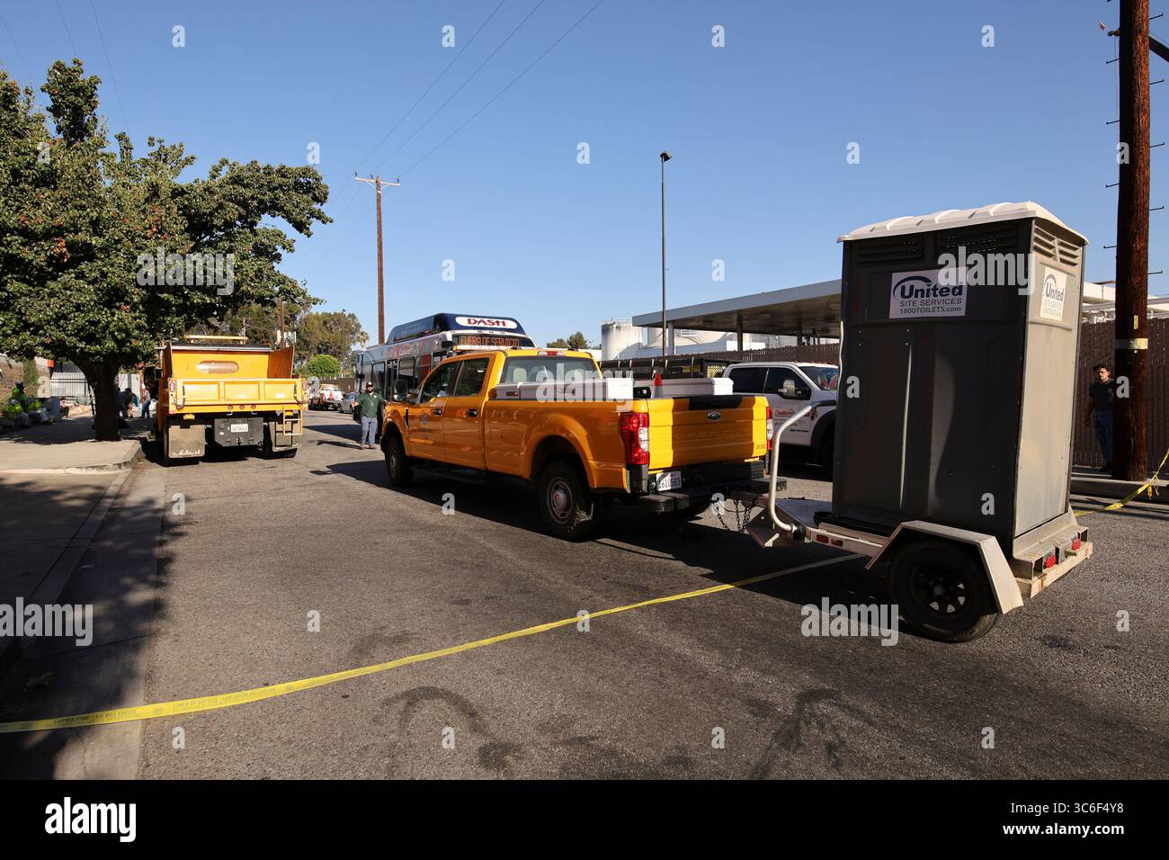 Les toilettes portatives arrivent sur le site d’un campement de sans-abri dans la vallée de San Fernando, connu sous le nom de « The Compound » ou « Tent City », qui est en cours de nettoyage. Banque D'Images
